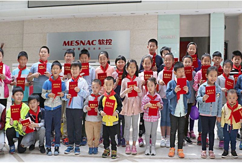 向安順白巖小學(xué)捐書